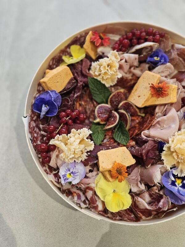 Plateau de charcuterie composé par Les Halles Gourmets