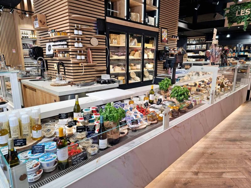 Le comptoir fromagerie et crèmerie du magasin Les Halles Gourmets à Marseille